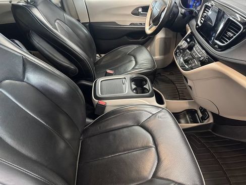 Used 2019 Chrysler Pacifica Limited w/ Tire & Wheel Group FWD image 4