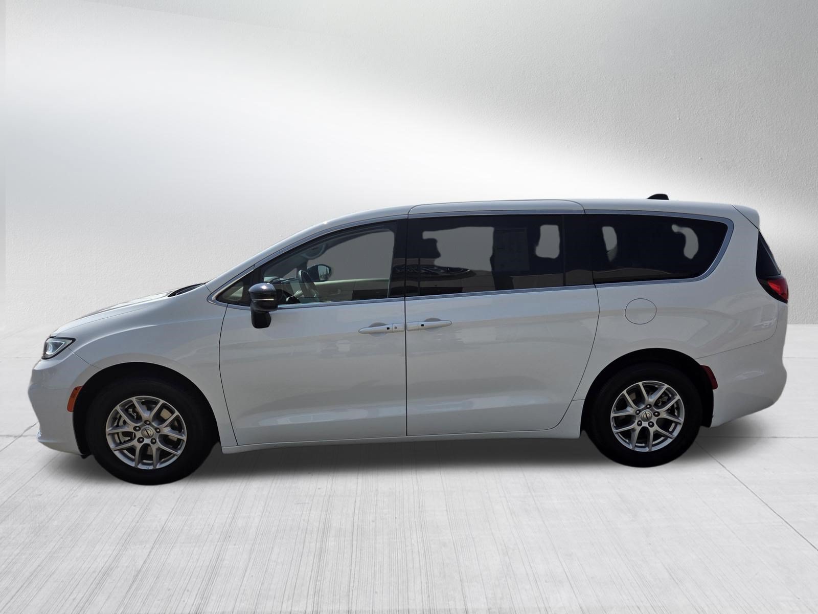 Used 2024 Chrysler Pacifica Touring-L FWD image 4