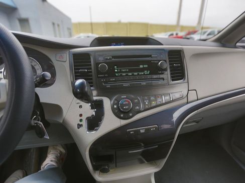 Used 2014 Toyota Sienna SE FWD image 8