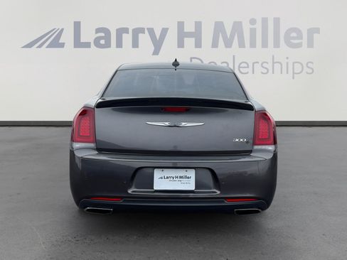 Used 2018 Chrysler 300 S w/ 300S Premium Group image 4