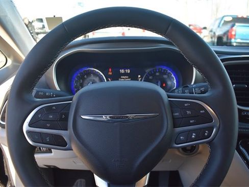 Used 2022 Chrysler Pacifica Touring-L image 34