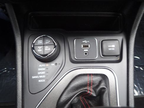 Used 2019 Jeep Cherokee Trailhawk AWD/4WD image 21