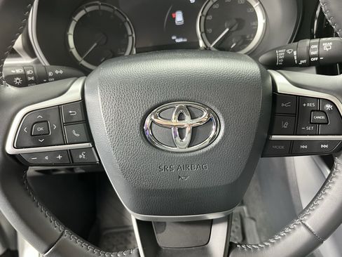 Used 2024 Toyota Highlander LE image 19