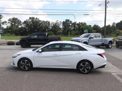 Used 2022 Hyundai Elantra Limited w/ Cargo Package FWD image 5