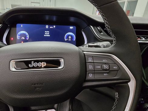 New 2025 Jeep Grand Cherokee Laredo w/ Luxury Tech Group I RWD image 18