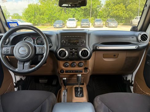 Used 2014 Jeep Wrangler Unlimited Sahara w/ Connectivity Group AWD/4WD image 11