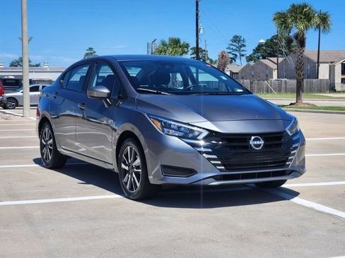 Used 2025 Nissan Versa SV image 3