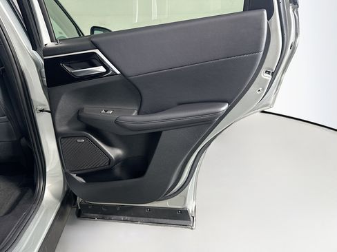 Used 2025 Mitsubishi Outlander SE image 32