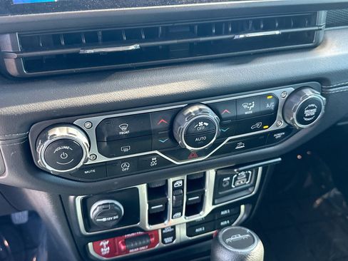 Used 2024 Jeep Gladiator Rubicon AWD/4WD image 18
