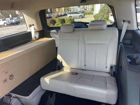 Used 2024 Ford Expedition XLT image 9