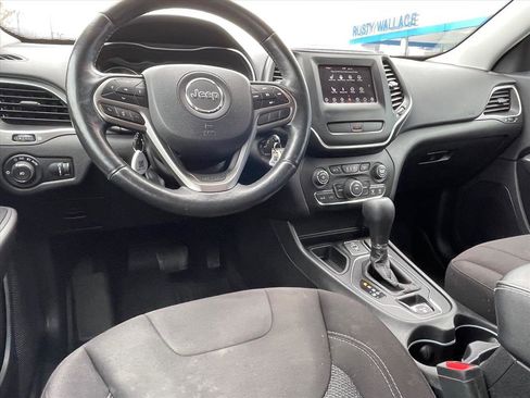 Used 2019 Jeep Cherokee Latitude w/ Cold Weather Group image 9