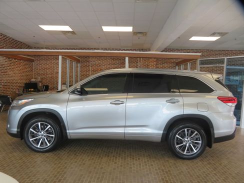 Used 2018 Toyota Highlander XLE AWD/4WD image 79
