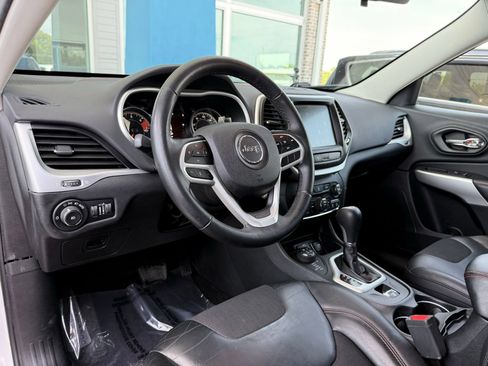 Used 2017 Jeep Cherokee Trailhawk AWD/4WD image 16