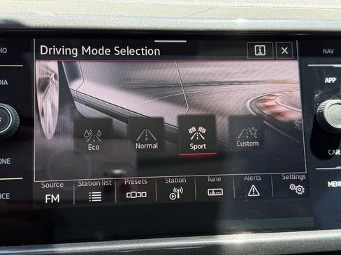 Used 2022 Volkswagen Taos SEL image 10