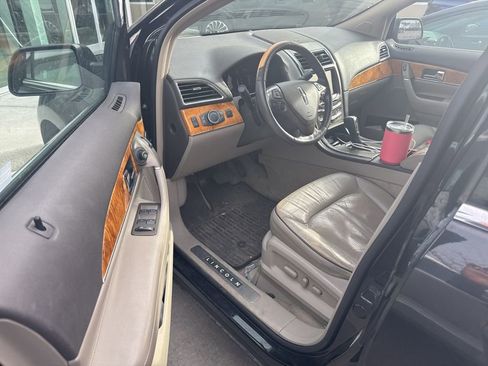 Used 2013 Lincoln MKX FWD image 2