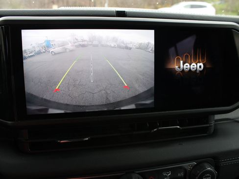 Used 2024 Jeep Wrangler Sahara image 32