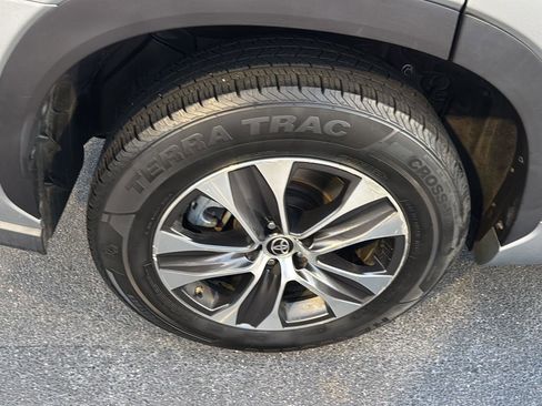 Used 2021 Toyota Highlander XLE image 35