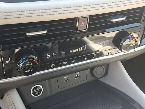 Used 2023 Nissan Rogue SL AWD/4WD image 16