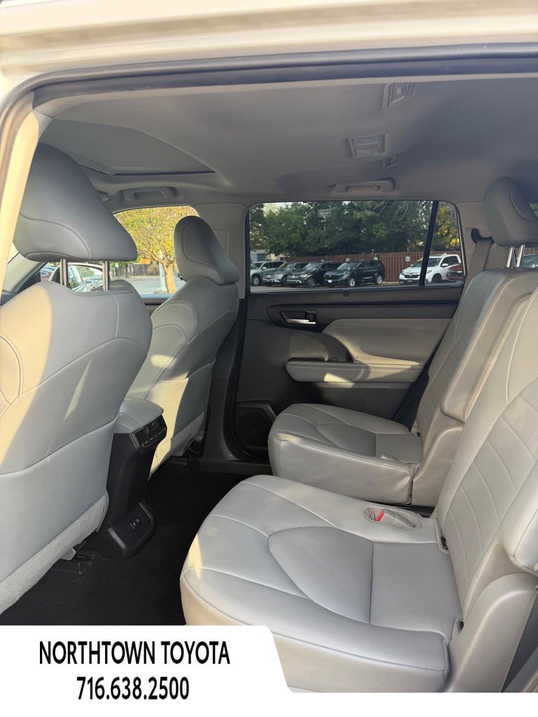 Used 2021 Toyota Highlander XLE FWD image 14