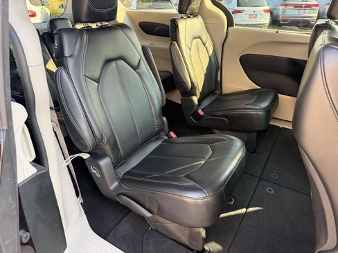 Used 2024 Chrysler Pacifica Touring-L FWD image 27