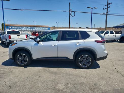 Used 2024 Nissan Rogue SV AWD/4WD image 32