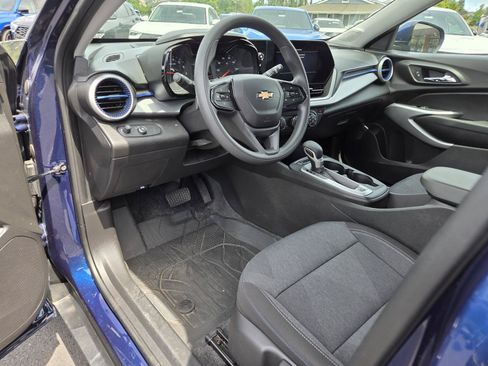 Used 2024 Chevrolet Trax LS w/ LS Convenience Package FWD image 11