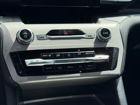 Used 2023 Ford Explorer XLT w/ Equipment Group 202A AWD/4WD image 22