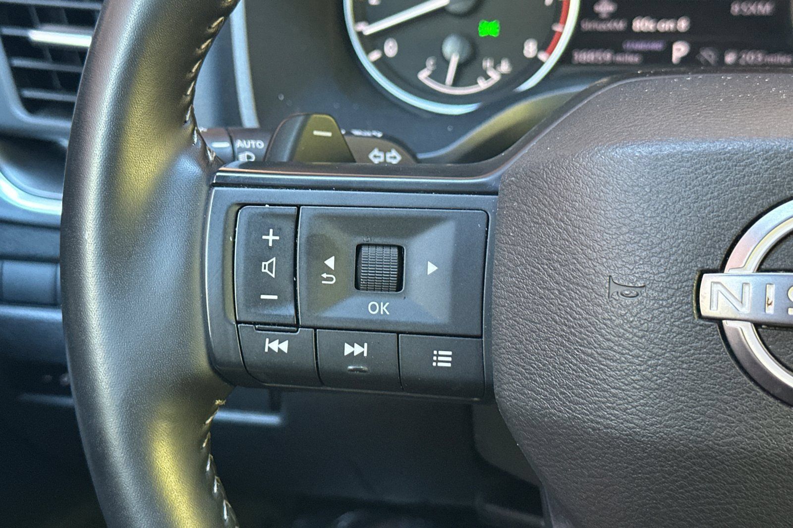 Used 2025 Nissan Rogue SV FWD image 31