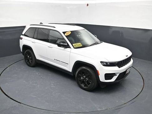 Used 2025 Jeep Grand Cherokee Altitude AWD/4WD image 32