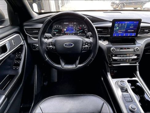 Used 2020 Ford Explorer XLT w/ Equipment Group 202A image 5