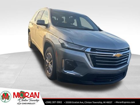 Used 2023 Chevrolet Traverse LT image 2