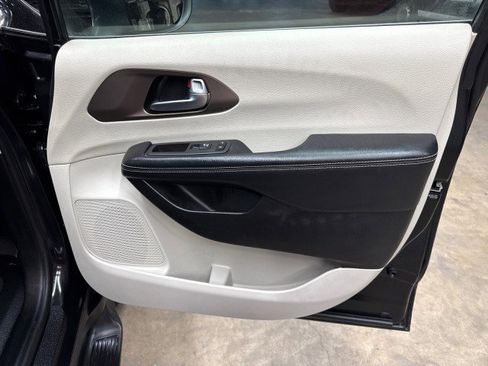 Used 2022 Chrysler Voyager LX image 22