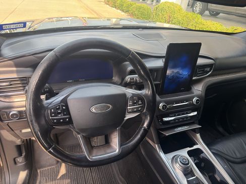 Used 2020 Ford Explorer Platinum w/ Premium Technology Package AWD/4WD image 11