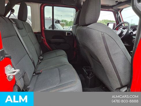 Used 2025 Jeep Wrangler Unlimited Sahara AWD/4WD image 18