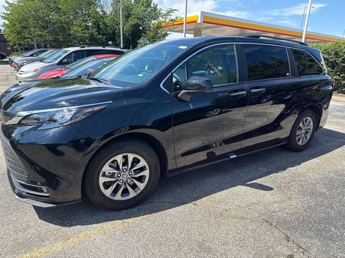 Used 2026 Toyota Sienna XLE FWD image 2