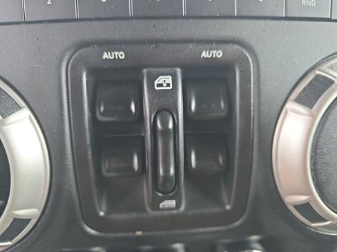 Used 2018 Jeep Wrangler Unlimited Sahara w/ Connectivity Group AWD/4WD image 26