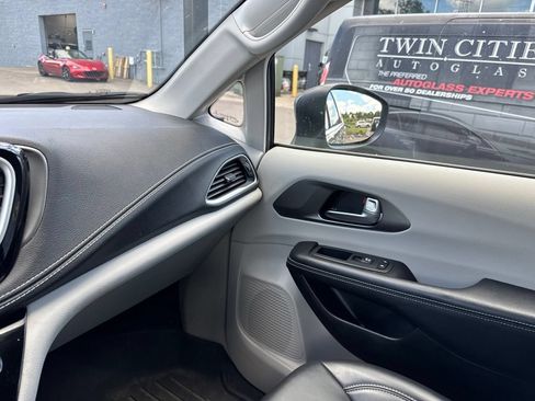 Used 2023 Chrysler Pacifica Touring-L w/ Uconnect Theater Family Group AWD/4WD image 21