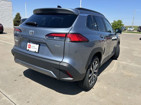 Used 2025 Toyota Corolla Cross XLE image 6