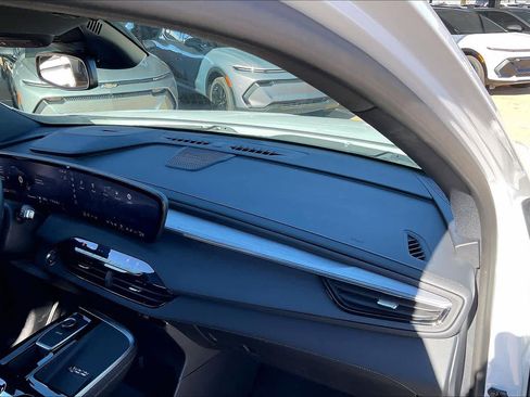 Certified 2025 Buick Enclave Preferred image 17