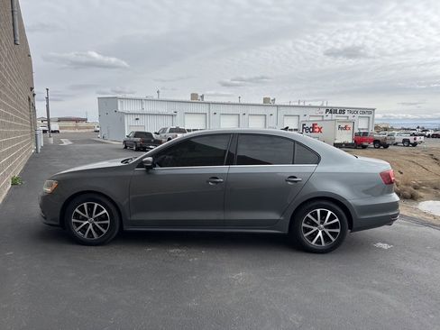 Used 2017 Volkswagen Jetta SE image 6