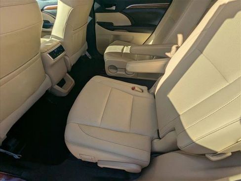 Used 2018 Toyota Highlander Limited image 19