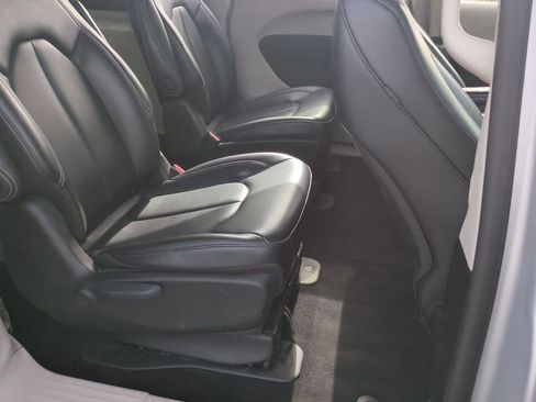 Used 2023 Chrysler Pacifica Touring-L FWD image 26