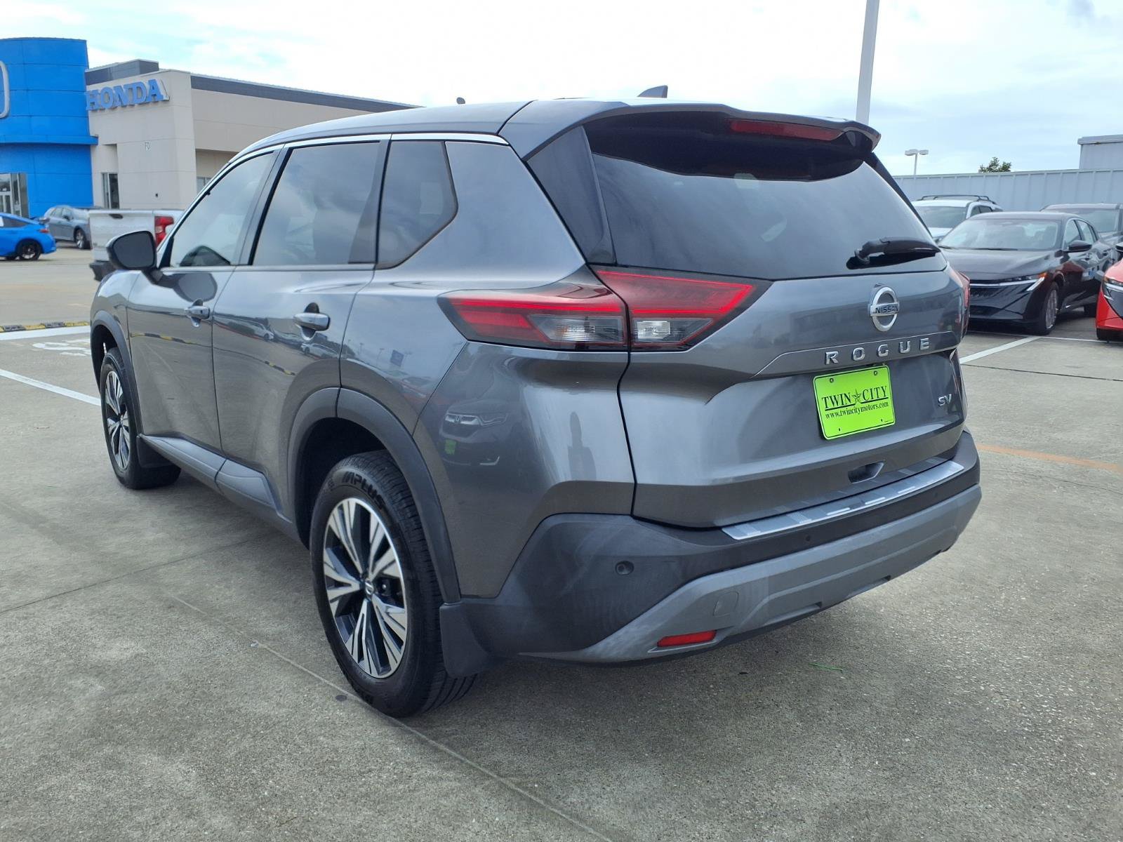 Used 2021 Nissan Rogue SV FWD image 2