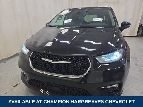 Used 2023 Chrysler Pacifica Touring-L FWD image 39