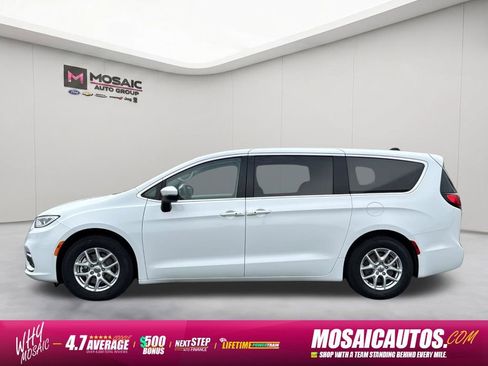 Used 2023 Chrysler Pacifica Touring-L FWD image 4