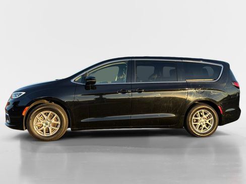 Used 2024 Chrysler Pacifica Touring-L FWD image 2