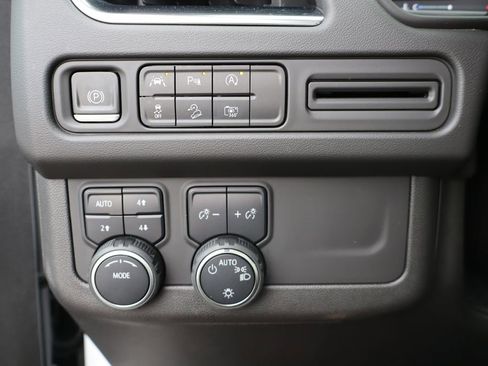 Used 2023 Chevrolet Suburban Z71 w/ Luxury Package image 18