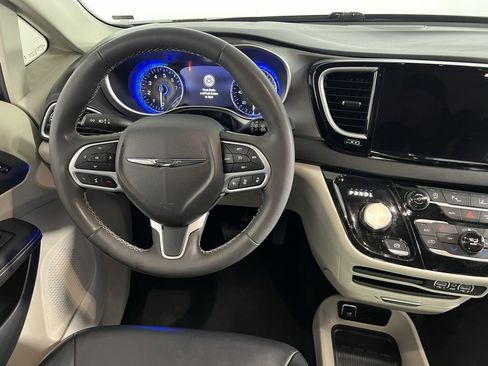 Certified 2024 Chrysler Pacifica Touring-L image 13