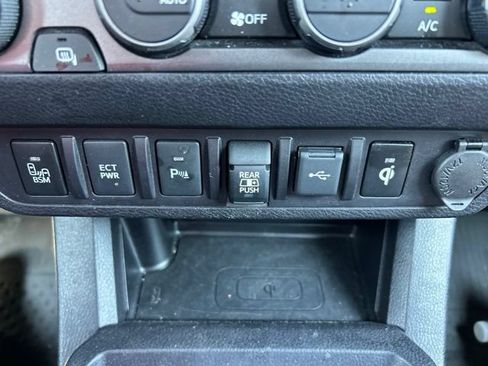 Used 2021 Toyota Tacoma TRD Off-Road w/ TRD Premium Off Road Package AWD/4WD image 19