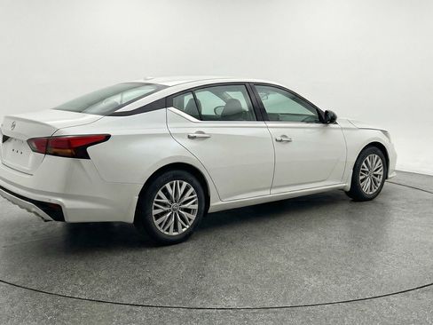 Used 2025 Nissan Altima 2.5 SV image 9